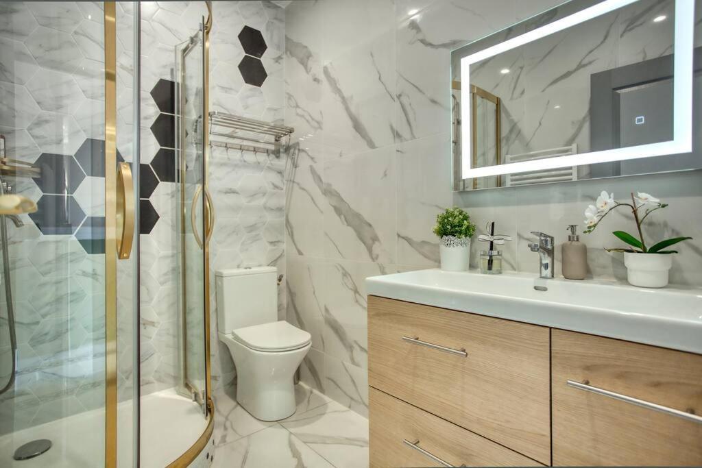 Charming Apart New 2 Bedrooms With Aircon 巴黎 外观 照片