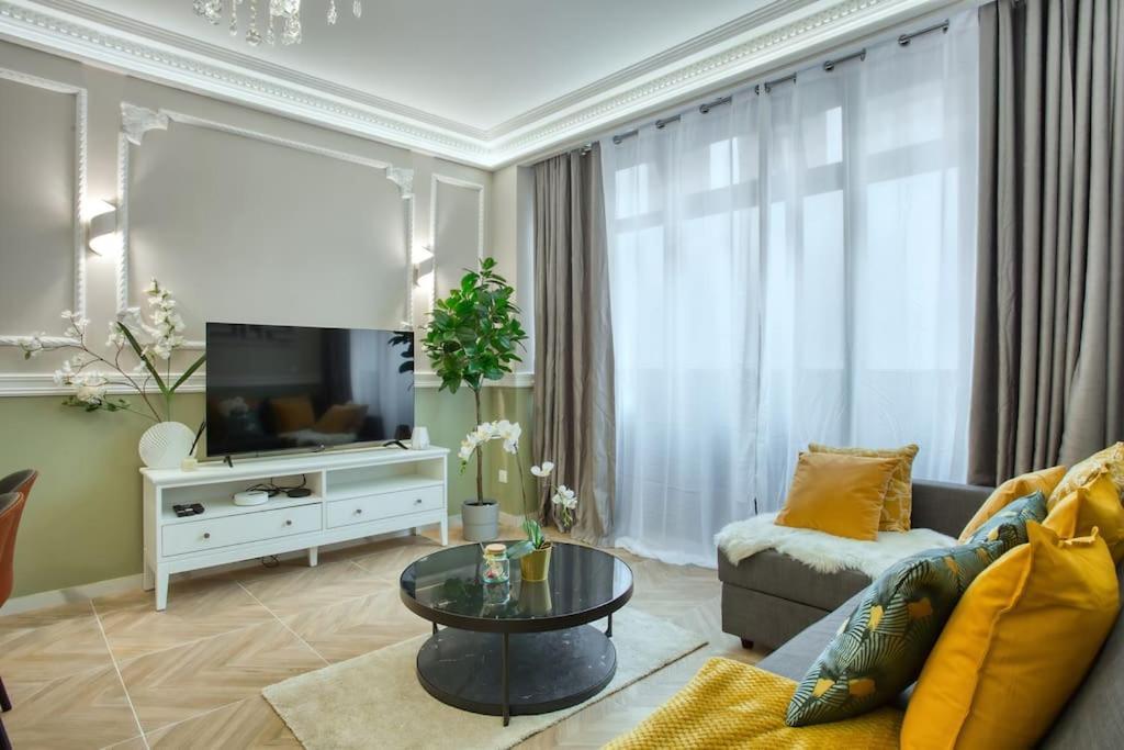 Charming Apart New 2 Bedrooms With Aircon 巴黎 外观 照片